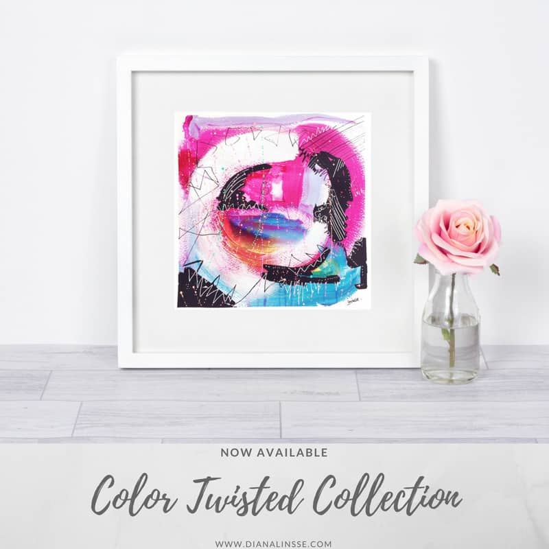 Color Twisted Collection, blau, türkis, pink, schwarz, weiss, buntes Bild Color Twisted 21 auf Sideboard, Blumenvase mit Rose daneben