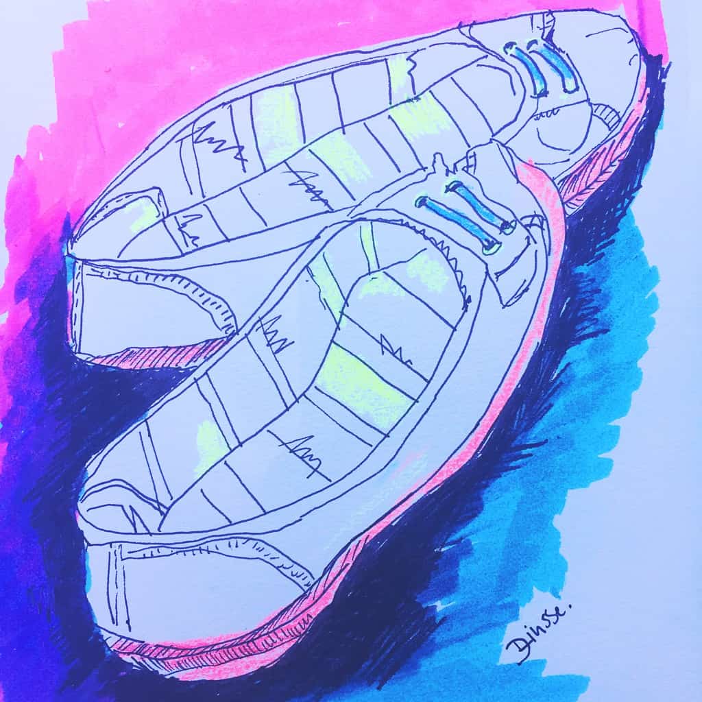 Ein Paar Schuhe skizziert mit schwarzem Fineliner und bunten Markern in neon gelb, pink und lila. Zeichnen lernen ist einfach.